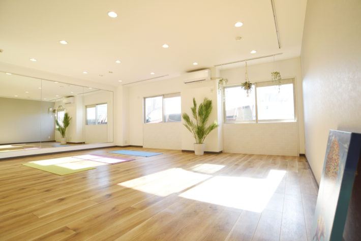 A one-sided mirrored fitness room