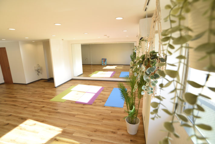 A one-sided mirrored fitness room