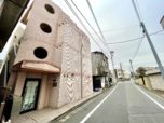 大通りから入った住宅街にあります。