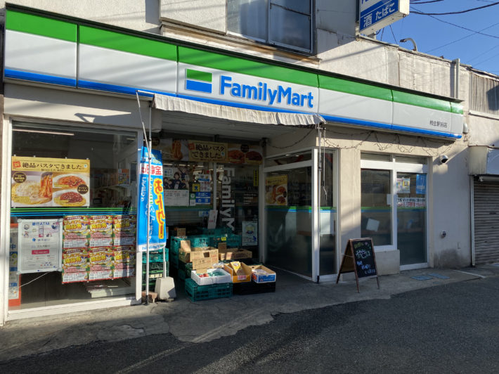 駅前のコンビニ